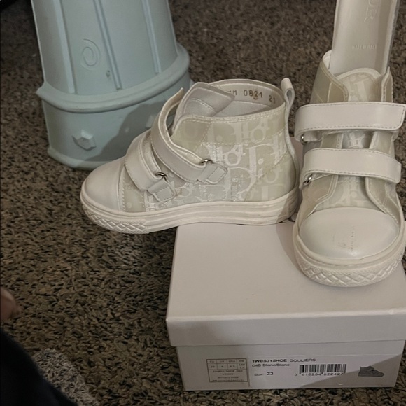 Chic White Kids Sneakers - Picture 3 of 5